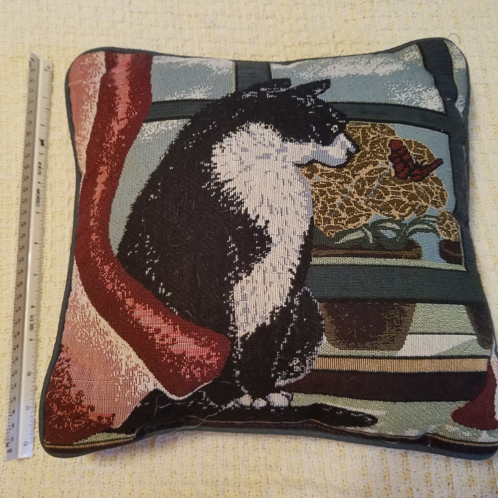 Cat throw pillow
 
Please go to my page and see ot - Picture 4 of 8